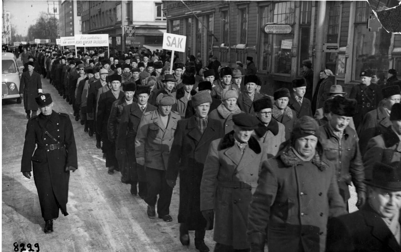 SAK järjesti mielenosoitusmarssin ja puhetilaisuuksia yleislakon aikana maaliskuussa 1956 Oulussa. Useat poliisit valvoivat marssia.