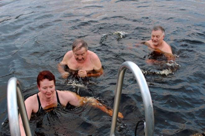Paula Kuhalampi, Aarre Juurakko ja Heikki Teppo houkuttelevat uusia uijia, sillä kokeilemaan voi tulla ihan milloin vain, kun sauna on lämpimänä. KUVAT: TARJA RIIHIMÄKI