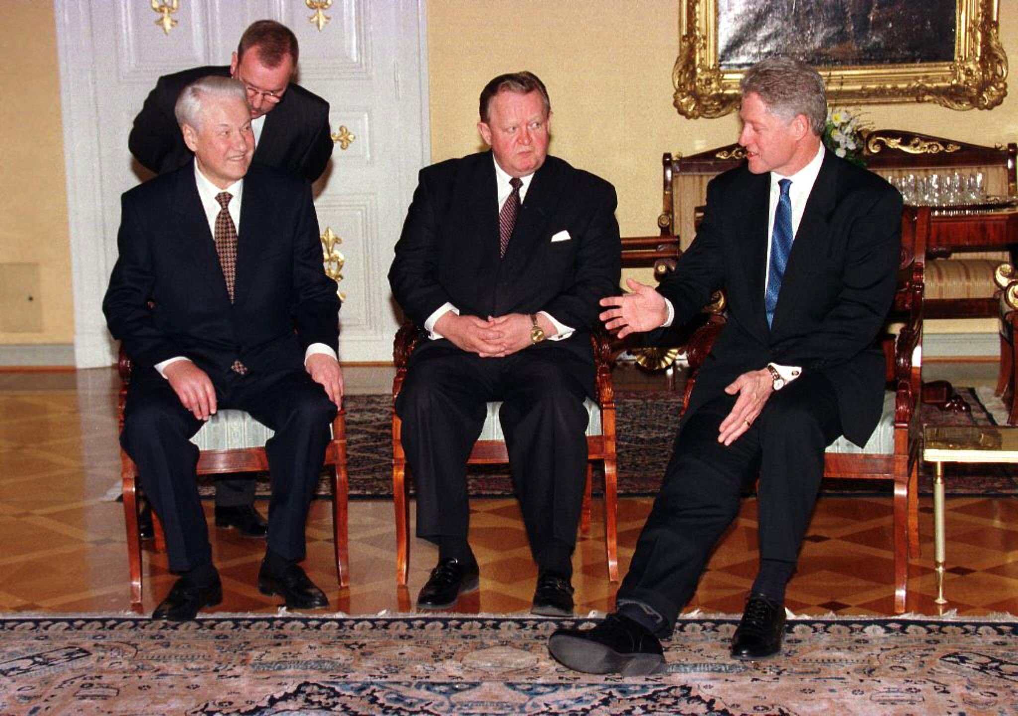 Presidentti Martti Ahtisaari isännöi Boris Jeltsinin ja Bill Clintonin tapaamista vuonna 1997.