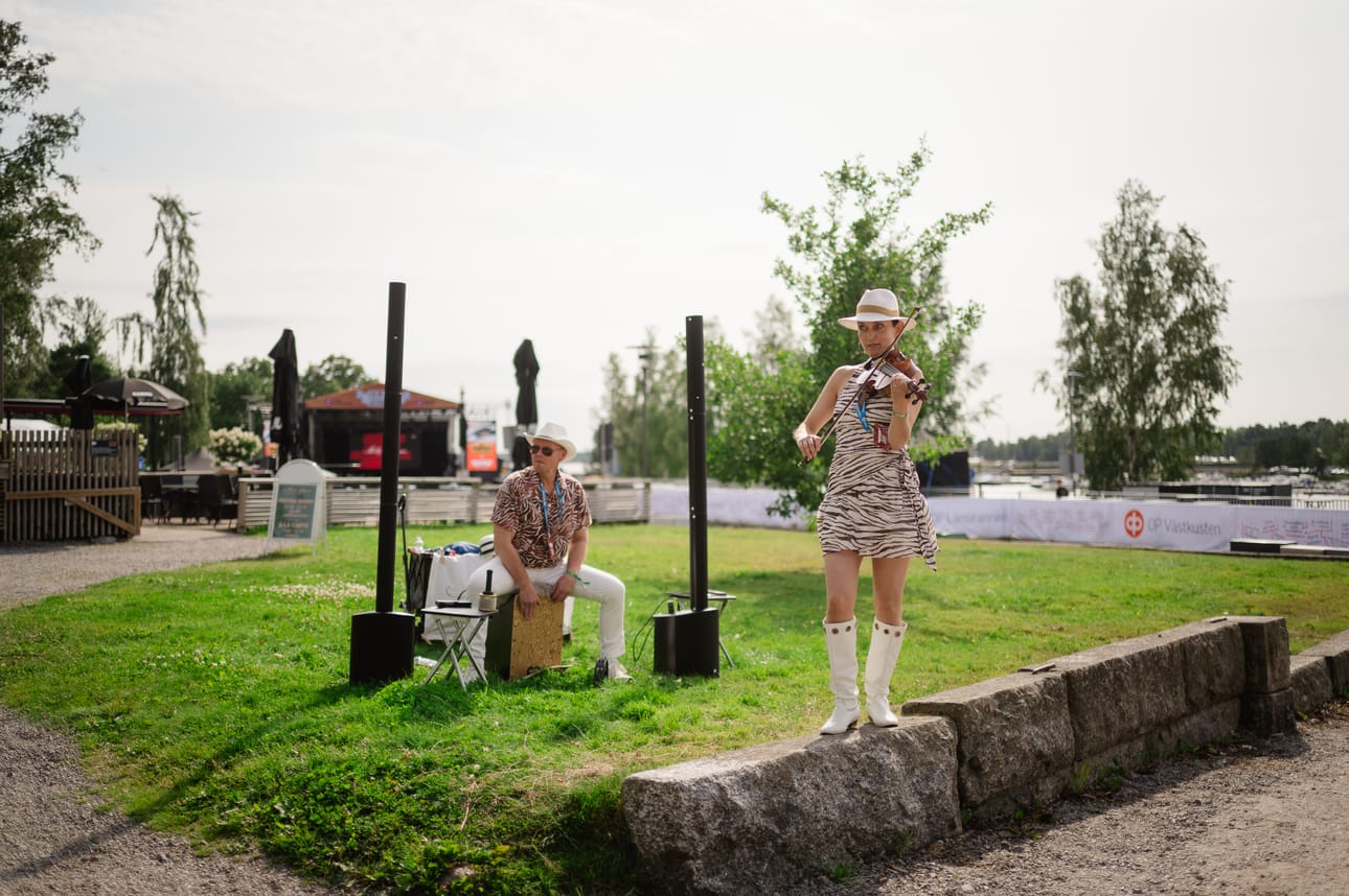 Satu ja Pasi Luoma viihdyttävät yleisöä festivaalin porteilla.