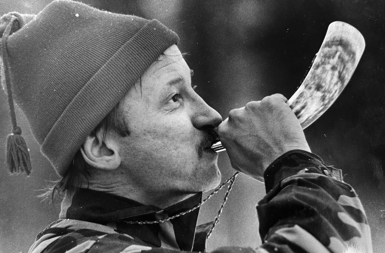 Jorma Rontti avaa hirvenmetsästyskauden Vuotungissa v. 1990 torvensa töräytyksellä.