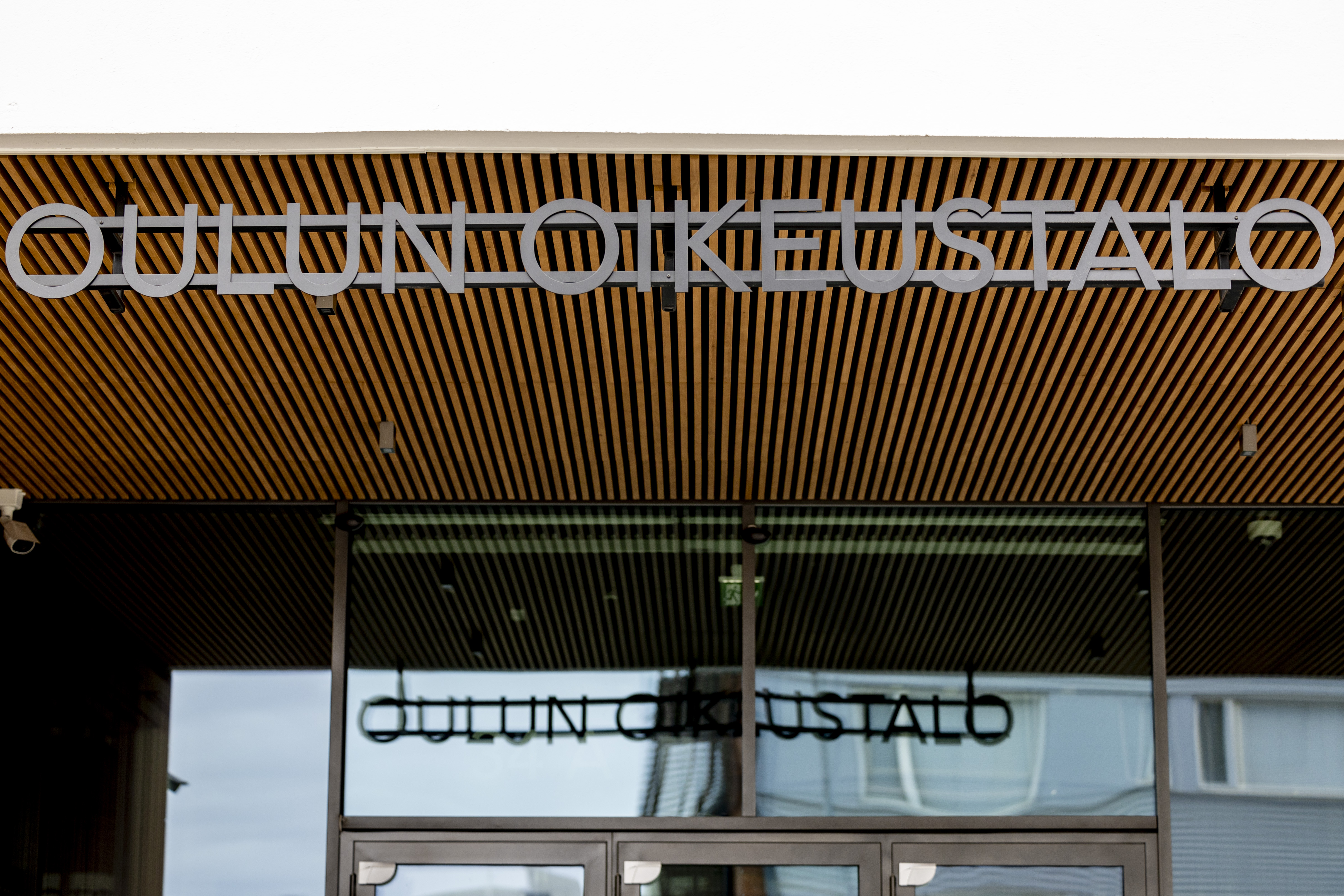 Väkivaltarikossyytteitä alettiin käsitellä Oulun oikeustalolla perjantaina. Käsittelylle on varattu aikaa kolme päivää.