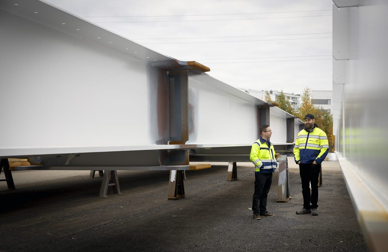 Perjantaina lähti Toppilasta Steel Group Pohjanmaan konepajalta 32-metrinen siltarakenne erikoiskuljetuksena Ruotsiin. Osien välissä toimitusjohtaja Henrik Kiviniemi (vas.) ja myyntijohtaja Jaakko Nissilä.
