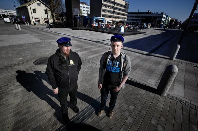 Seinäjoen ammattikorkeakoulun insinööriopiskelijat Panu Weckman (vas.) ja Artturi Oksanen puuhaavat uutta perinnettä Seinäjoelle lakittamalla vappuaattona Keskustorille siirrettävän Jussi-patsaan. KUVA: JAAKKO ELENIUS