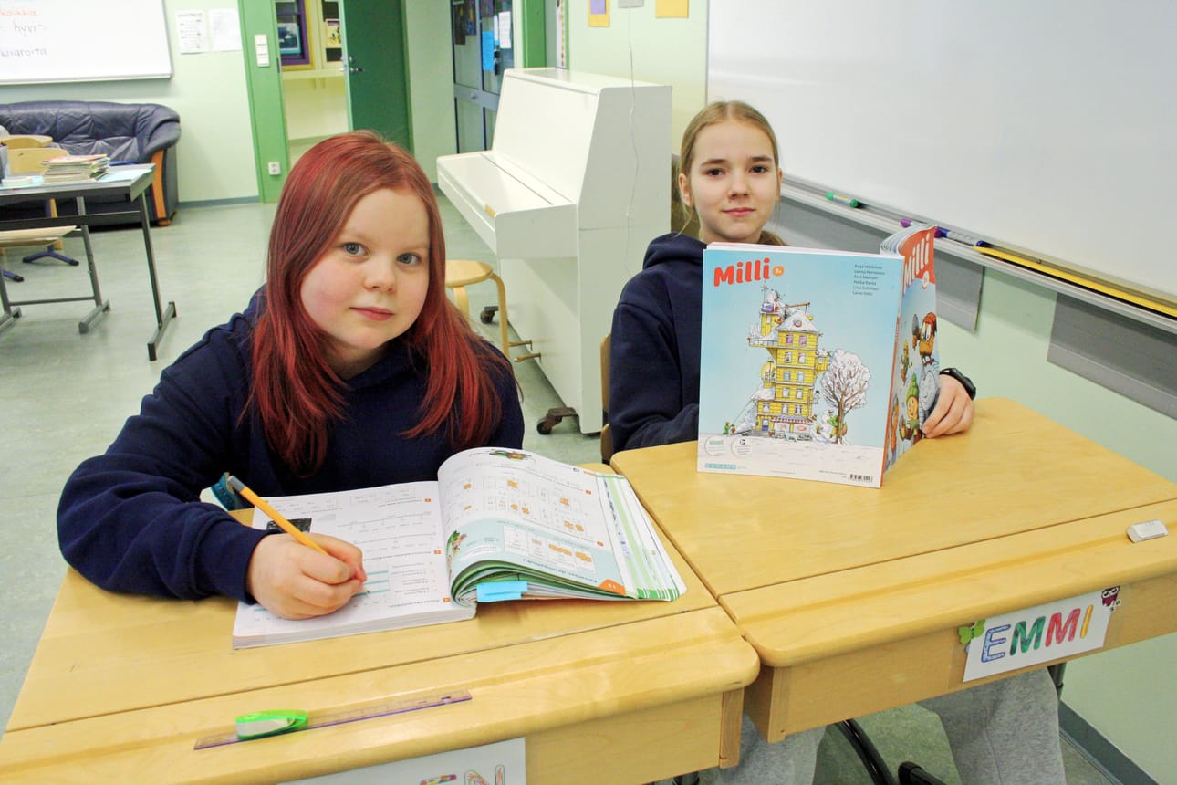Kuusamon Torangin koulun viidesluokkalaisilla Ellen Ronkaisella (vas.) ja Emmi Kourilla on työn alla matematiikan tehtäväkirjat, jotka he saivat syksyllä uusina.