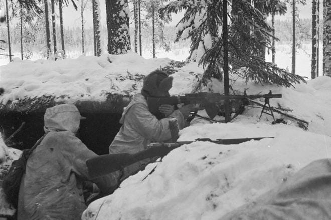 Pikakivääri- ja kiväärimies ovat taisteluvalmiina Kollaanjoella 17. joulukuuta 1939. KUVA: SA-KUVA