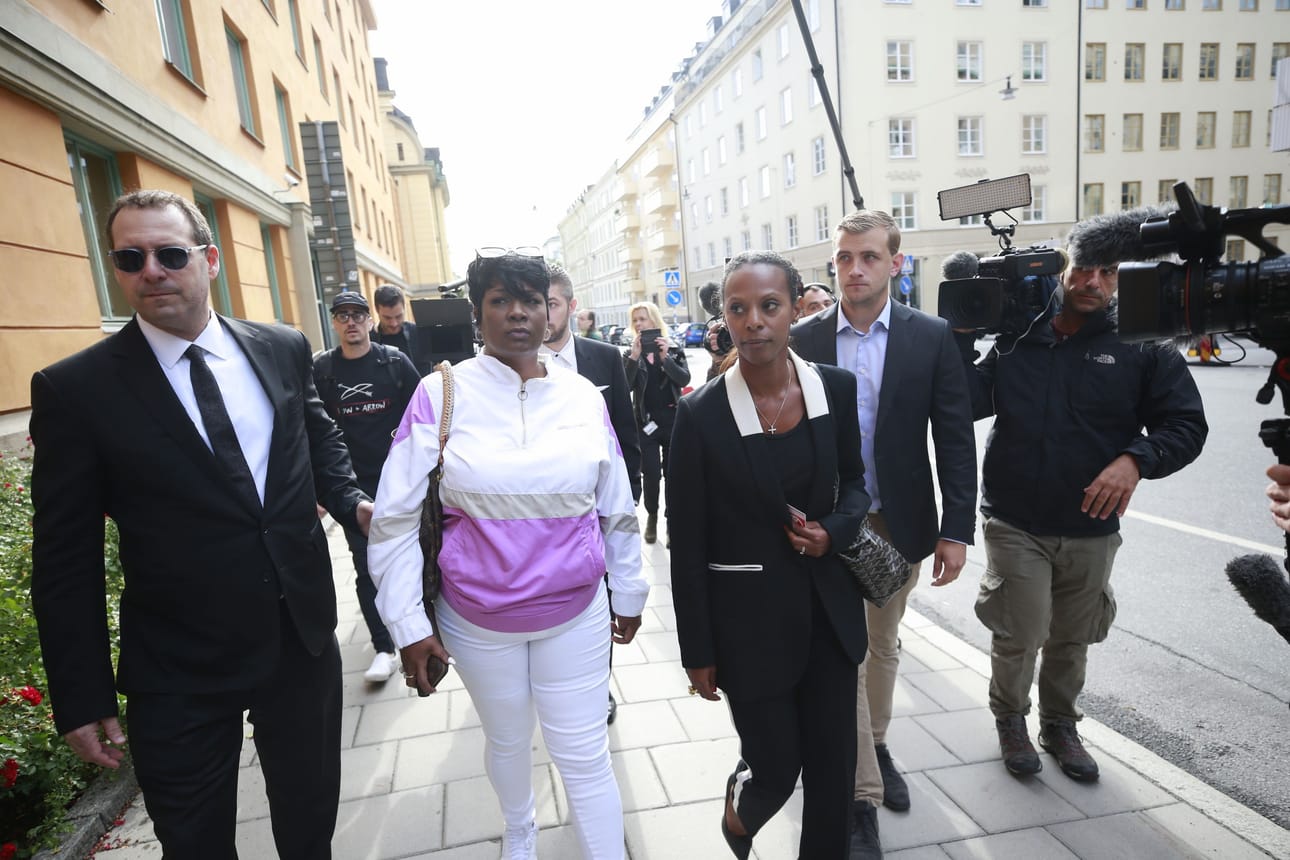 Rakim Mayersin äiti Renee Black saapui tiistaina oikeustalolle tukemaan poikaansa oikeudenkäynnissä.