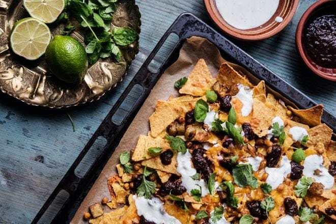 Nachopellin uudet maut syntyvät tamarindchutneystä ja raikkaasta jogurttikastikkeesta. Herkkupelti hupenee nopeasti illanistujaisissa. Kuva: Elina Ylitervo