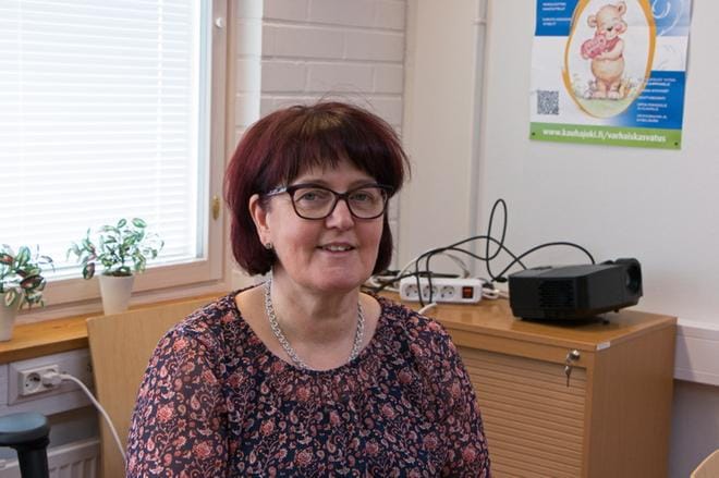 Kirsi Koski-Säntti toivoo, että jo seuraava sukupolvi osaa arvostaa omaa kehoa ja puhua luontevasti kaikista tunteista sekä tunnistaa ne. KUVA: AUNE WARONEN