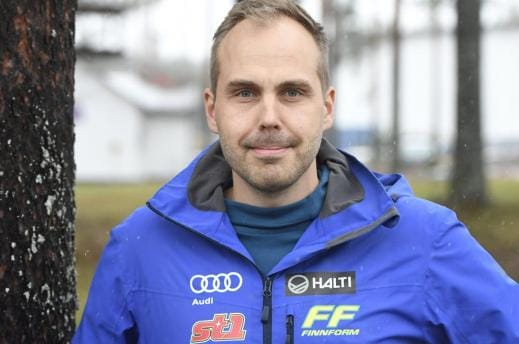 Maastohiihdon huoltopäällikkö Martin Norrgård sanoo, että Suomi testaa parhaita fluorittomia voiteita tällä kaudella. Osa hiihtäjistä voi myös hiihtää kilpaa fluorittomilla voiteilla. KUVA: HEIKKI SAUKKOMAA/LEHTIKUVA