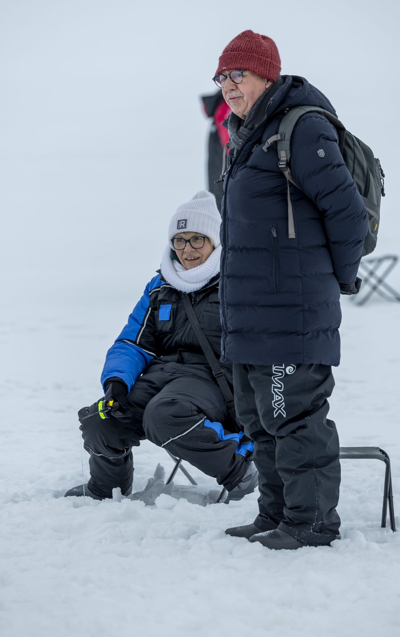 Gabi Jesche ja Wolfgang Reinhardt kokeilevat, nappaisiko ahven kärpäsentoukkaan. Kiiskiä ja särkiäkin Nallikarista saa, ja oikein hyvällä onnella siikaa.