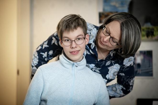 Talvi on ollut stressaava Hilla Karjalaiselle (vas.) ja hänen äidilleen Sari Tallalle, kun Kelan järjestelyt pakottivat heidät etsimään uutta fysioterapeuttia. He olisivat halunneet jatkaa entisellä.