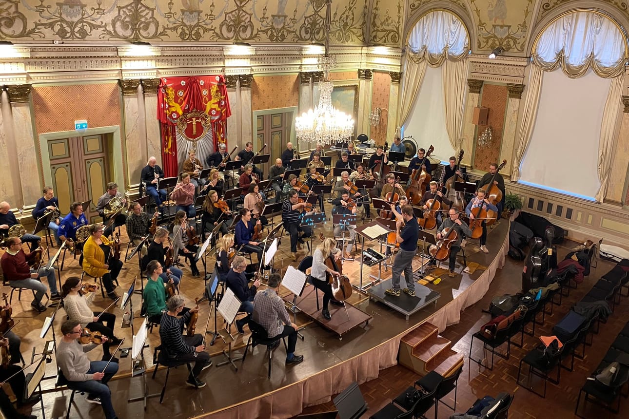 Yhteisorkesterissa lavalla on yli 50 soittajaa. Konsertin johtaa Tomas Djupsjöbacka ja solistina on norjalais-ruotsalainen sellisti Amalie Stalheim.