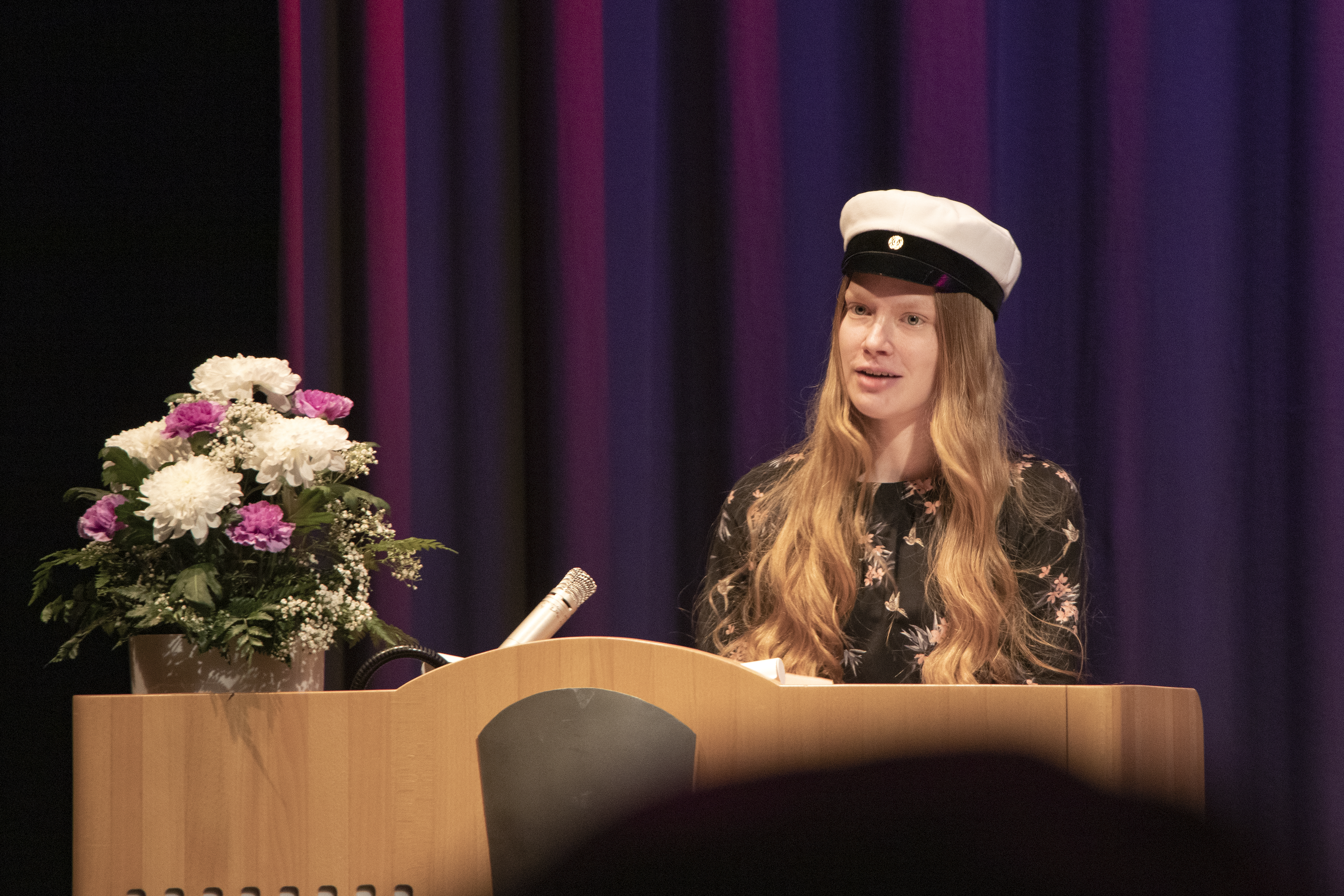 <p>Ylioppilaan puheen pitänyt <span class="type--person">Julia Ojanaho</span> kiitteli luokkatovereitaan vertaistuesta, jonka turvin on jaksettu puurtaa läpi rankkojen aikojen.</p>