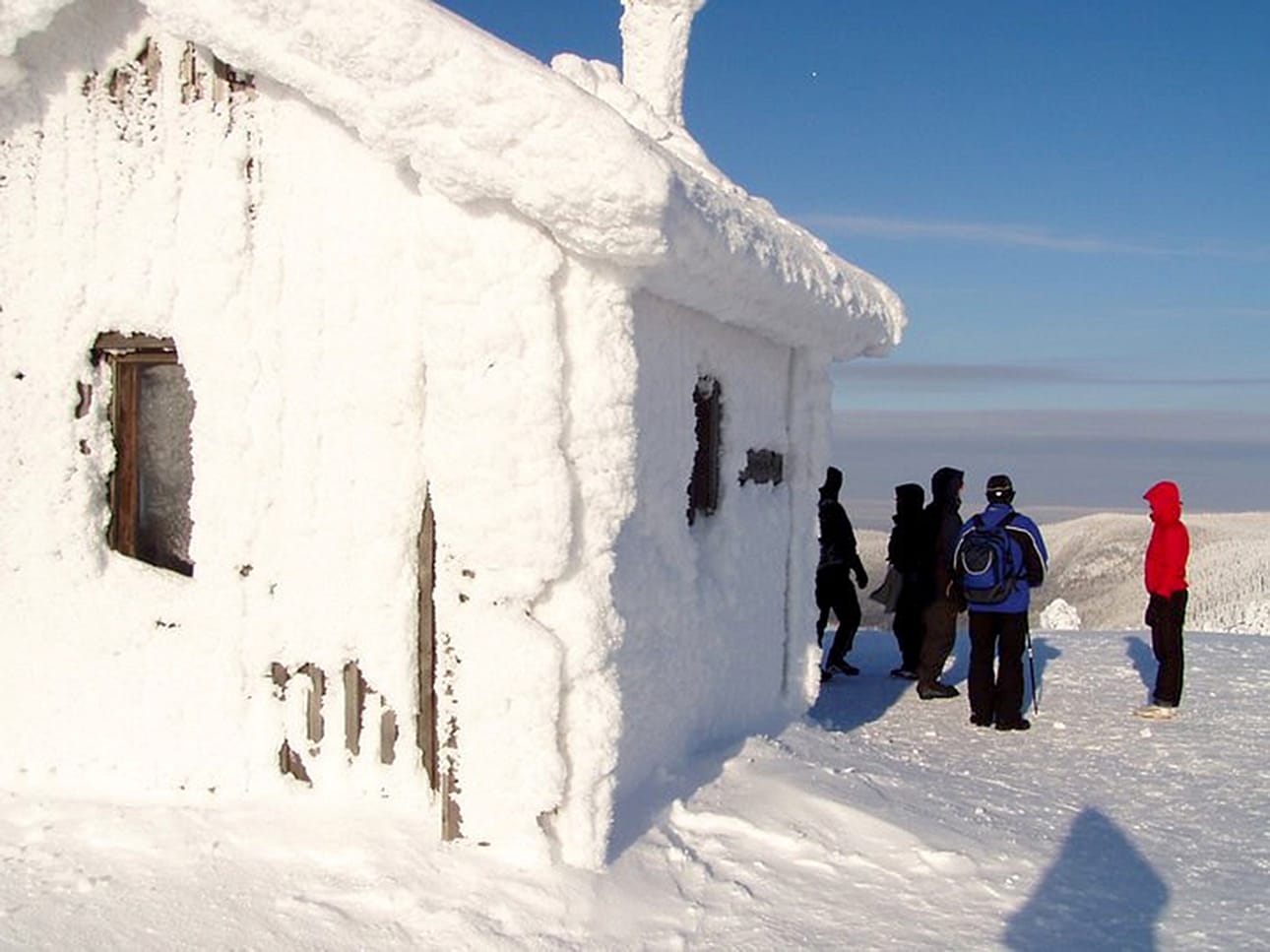 Valtavaaran vaikuttavat maisemat houkuttelevat hiihtolomalaisia luontoon.