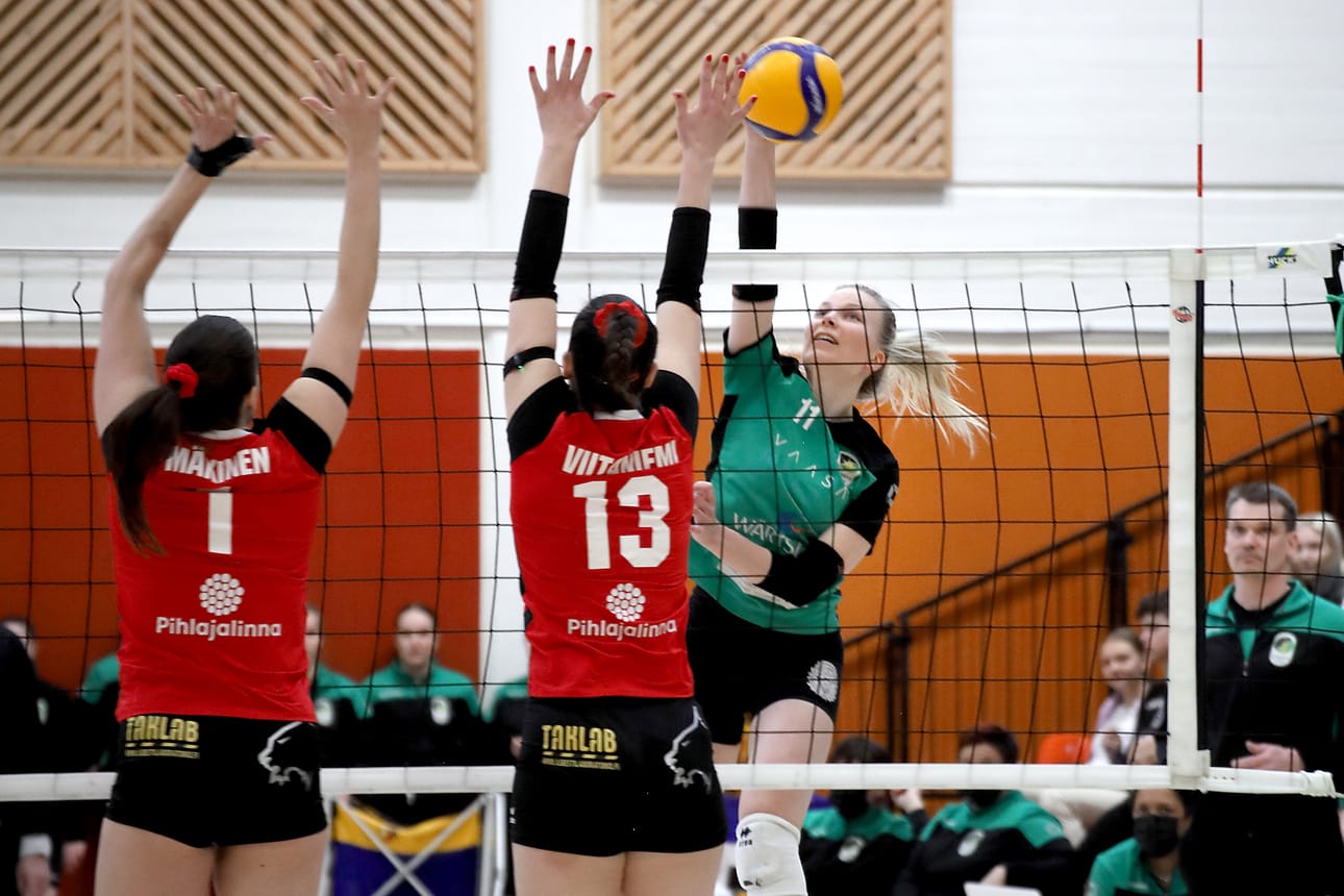 Pelissä Vaasan Kiisto vastaan Rantaperkiön Isku Sandra Hautala iskee Iskun torjunnan ohi pisteen arvoisesti. Taustalla valmentaja Patrik Ojaniemi.