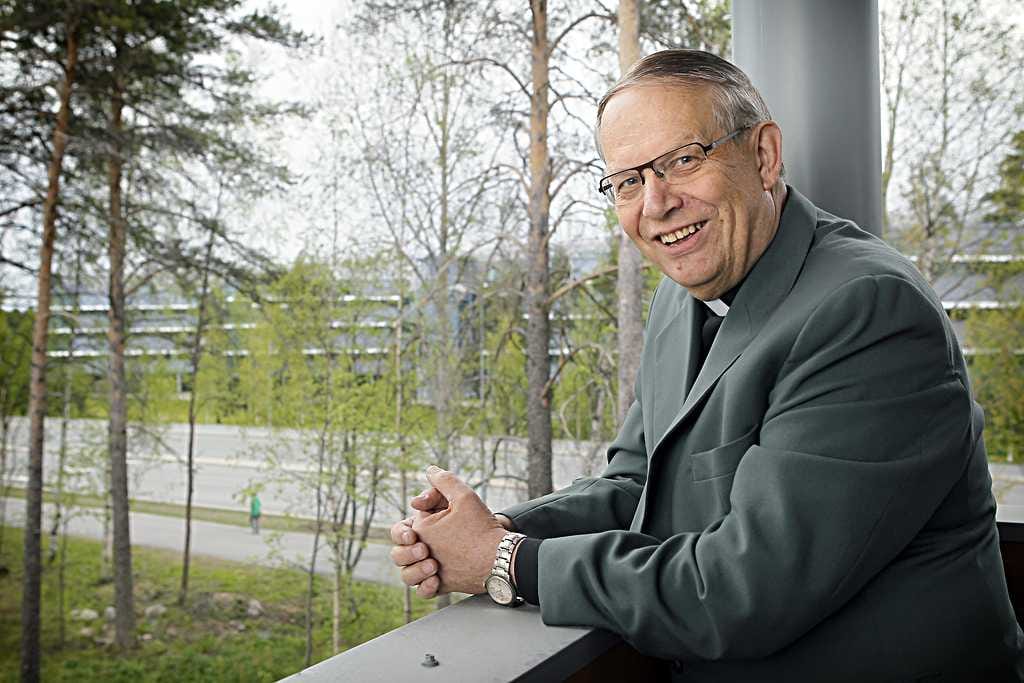 Rovasti Olavi Voittonen selosti vuosikokoukselle laajasti SRK:n johdon toimia hyväksikäyttötapausten selvittelyssä.