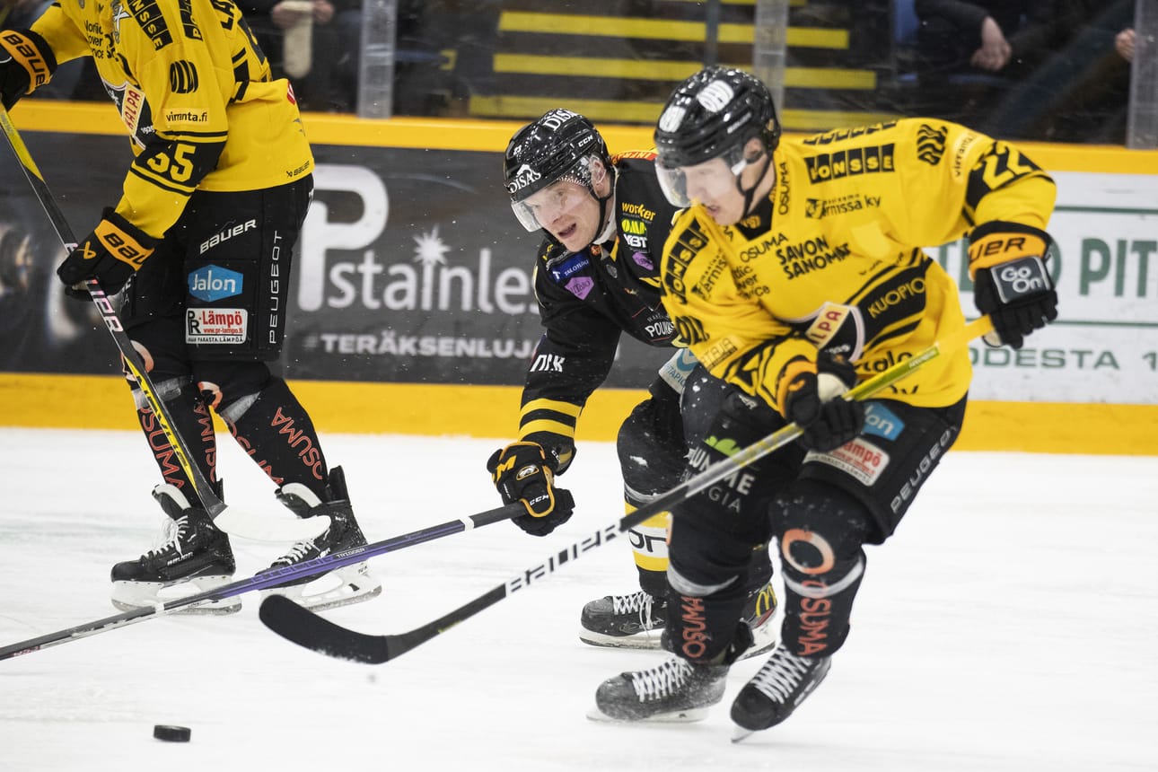 Joonas Kemppaisella riitti kiirettä pysyä vikkelien KalPan pelaajien perässä.