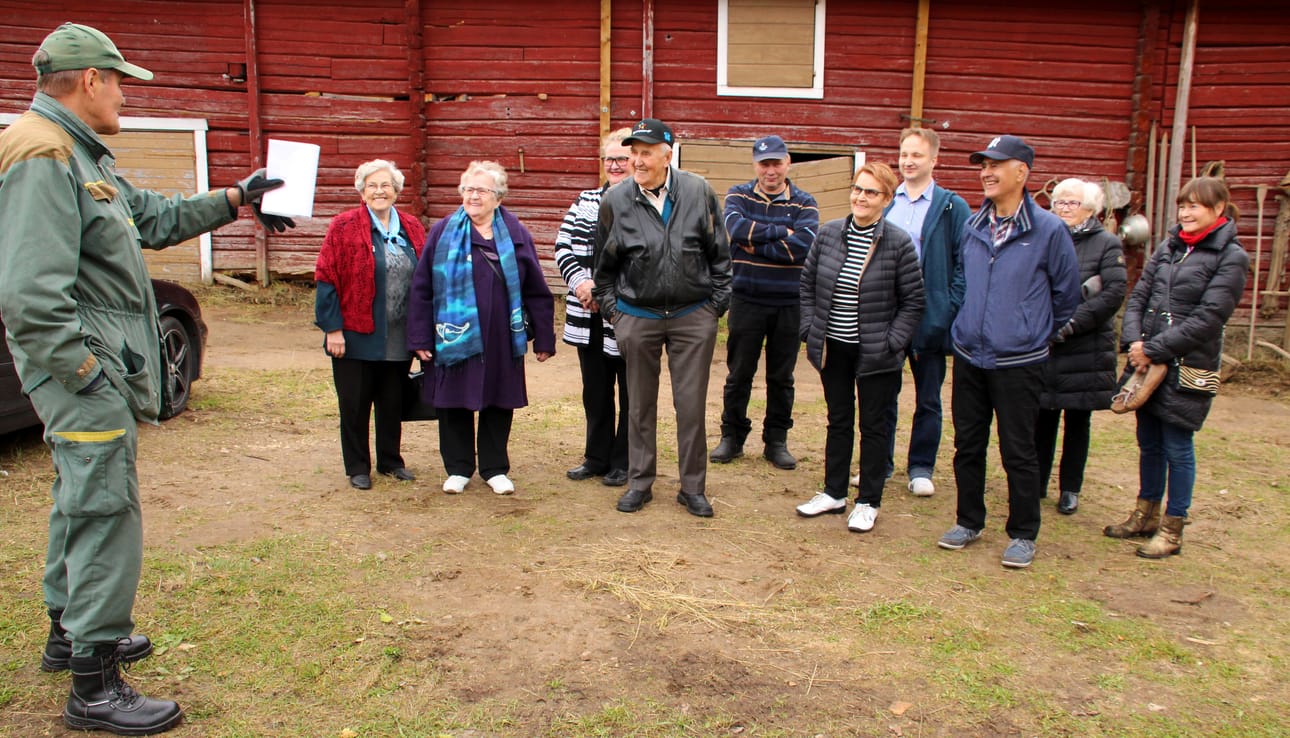 Leo Koutaniemi kertoi, kuinka yhteys Kuusamosta evakossa olleeseen Leinosen perheeseen löytyi. Ojalan pihassa Elsa Pohjola, Marketta Sippola, Raili Sippola, Arvi Pohjola, Kyösti Myllykoski, Hilkka Patosalmi, Janne Patosalmi, Arvo Tyyskä, Hilkka Ojala ja Kielo Koutaniemi.