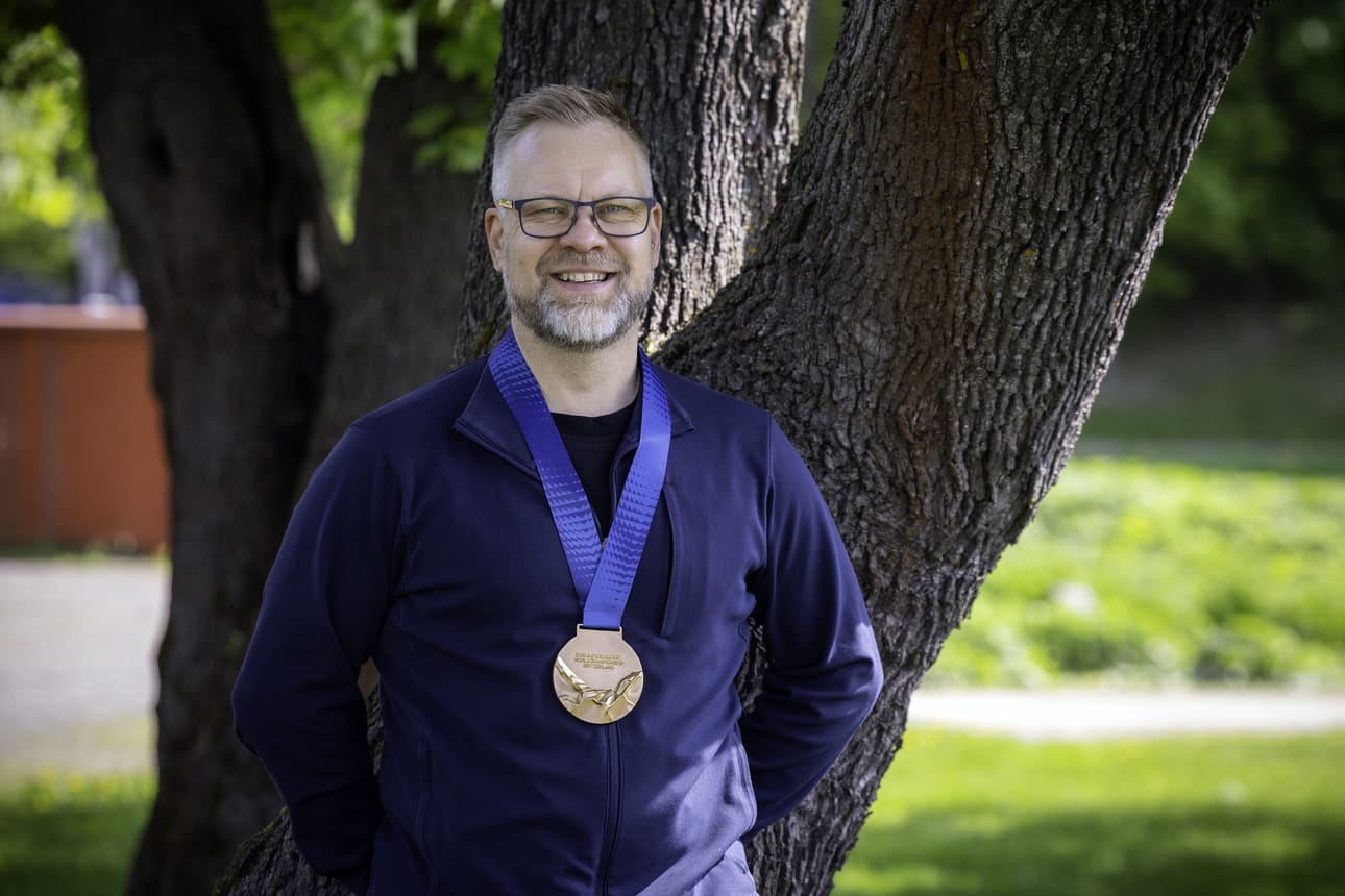 Mikko Mannerin MM-kultamitalien kokoelma laajeni sunnuntai-iltana yhdellä. Manner on ollut apuvalmentajana luotsaamassa Leijonia myös olympiavoittoon ja olympiapronssille, mutta olympialaisissa mitalit jaetaan vain urheilijoille. MM-kisoissa mitalin saavat pelaajien lisäksi kaulaansa kaikki joukkueen toimintaan nimetyt henkilöt.