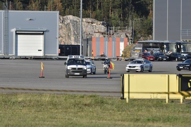 Lentokentällä oli paikalla runsaasti poliiseja odottamassa presidentti Donald Trumpin ja hänen seurueensa saapumista. KUVA: Kimmo Penttinen