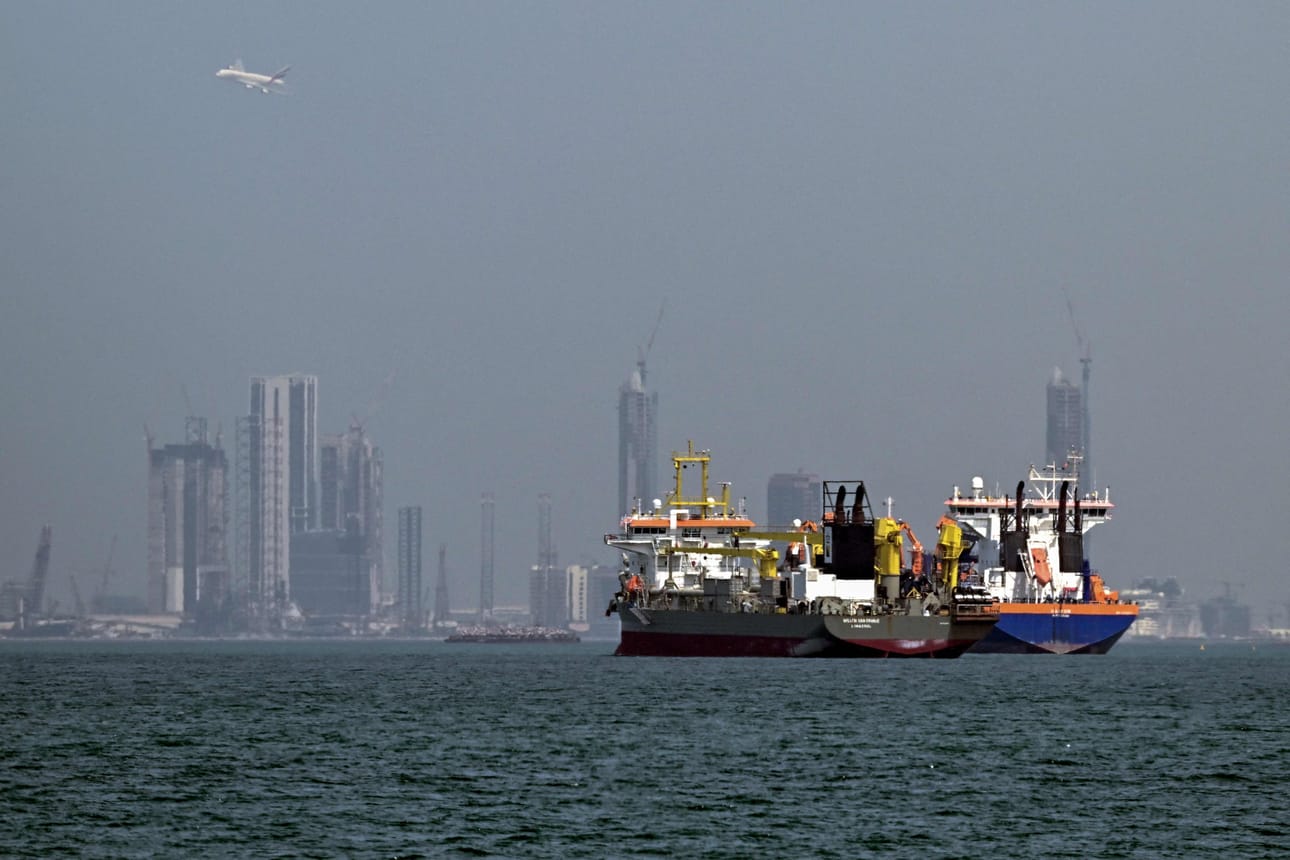 Rahtialuksia Dubain edustalla keskiviikkona 11. maaliskuuta.