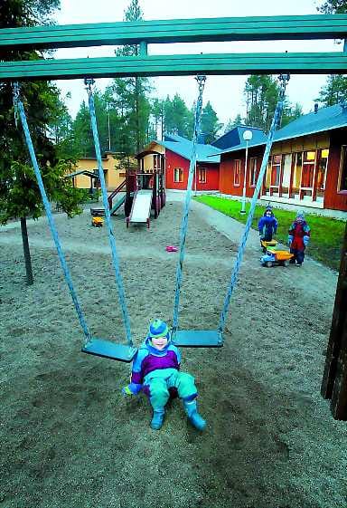Vauhtia riittää. Teemu Rajalalla, 5, on nyt useampi tarhakaveri, kun viimeinenkin ryhmä saatiin takana näkyvän laajennusosan suojiin.