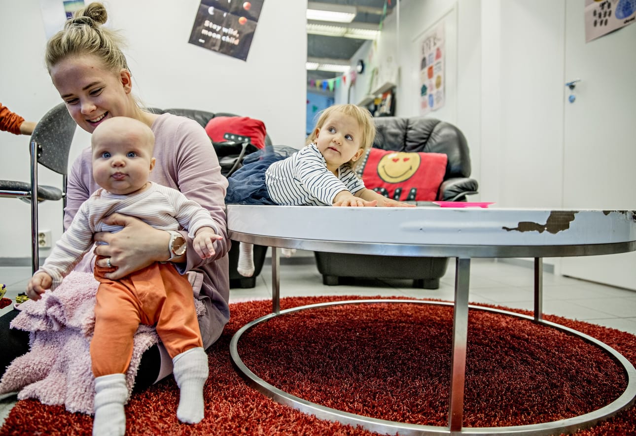 –Täällä lapset leikkivät ja äidit juoruavat keskenään. Vertaistukea täältä saadaan arjen asioihin lasten kanssa, kuvailee Jannika Leinonen maanantaisin Haukiputaan asukastuvalla kello 10–12 kokoontuvan perhekahvilan toimintaa. Mukanaan hänellä ovat lapset Viola ja Taika.