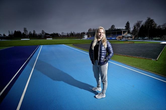 Petra Olli harrasti pitkään myös keihäänheittoa. Tällä hetkellä Ollin kyynärpää ei heittämistä kovin pitkään kestäisi. –Painia sillä kyllä pystyy. KUVA: TOMI KOSONEN