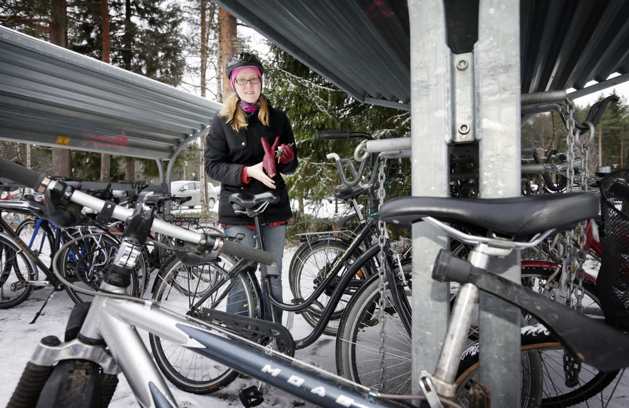 Tutkija Tiina Lankila asuu kymmenen kilometrin päässä Oulun keskustasta, mutta työmatka Oulun yliopistoon hänellä on lyhyempi. ”Pyrin kulkemaan töihin aina pyörällä, jos se on mahdollista”, hän kertoo. Myös perjantaina työmatka taittui polkien.