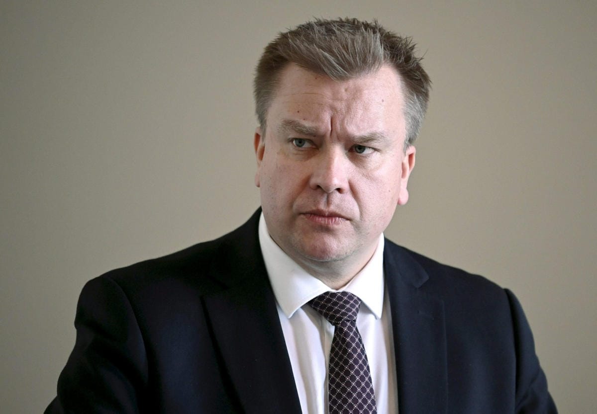 Puolustusministeri Antti Kaikkonen (kesk.) osallistuu tänään Naton kaksipäiväisen puolustusministerikokouksen aloittavalle työillalliselle Brysselissä. LEHTIKUVA / Markku Ulander