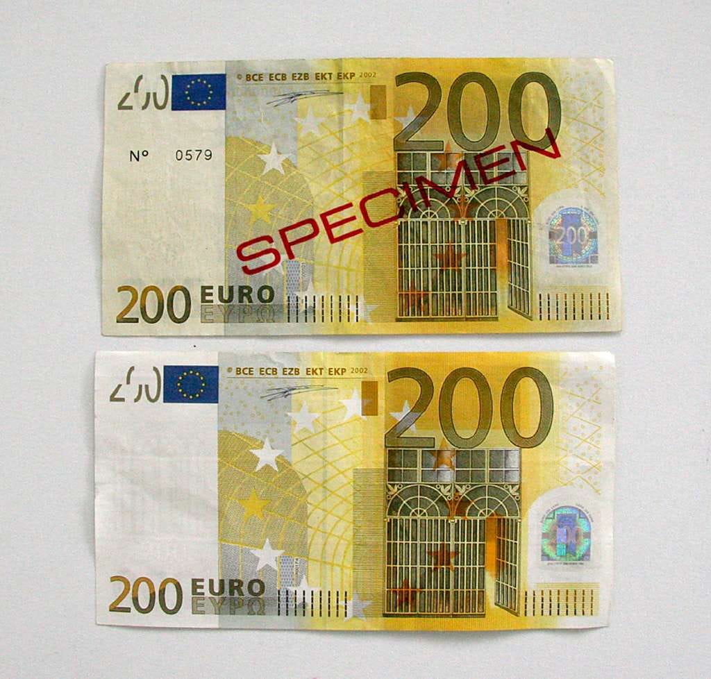 Yläpuolella aito ja alapuolella väärennetty 200 euron seteli.