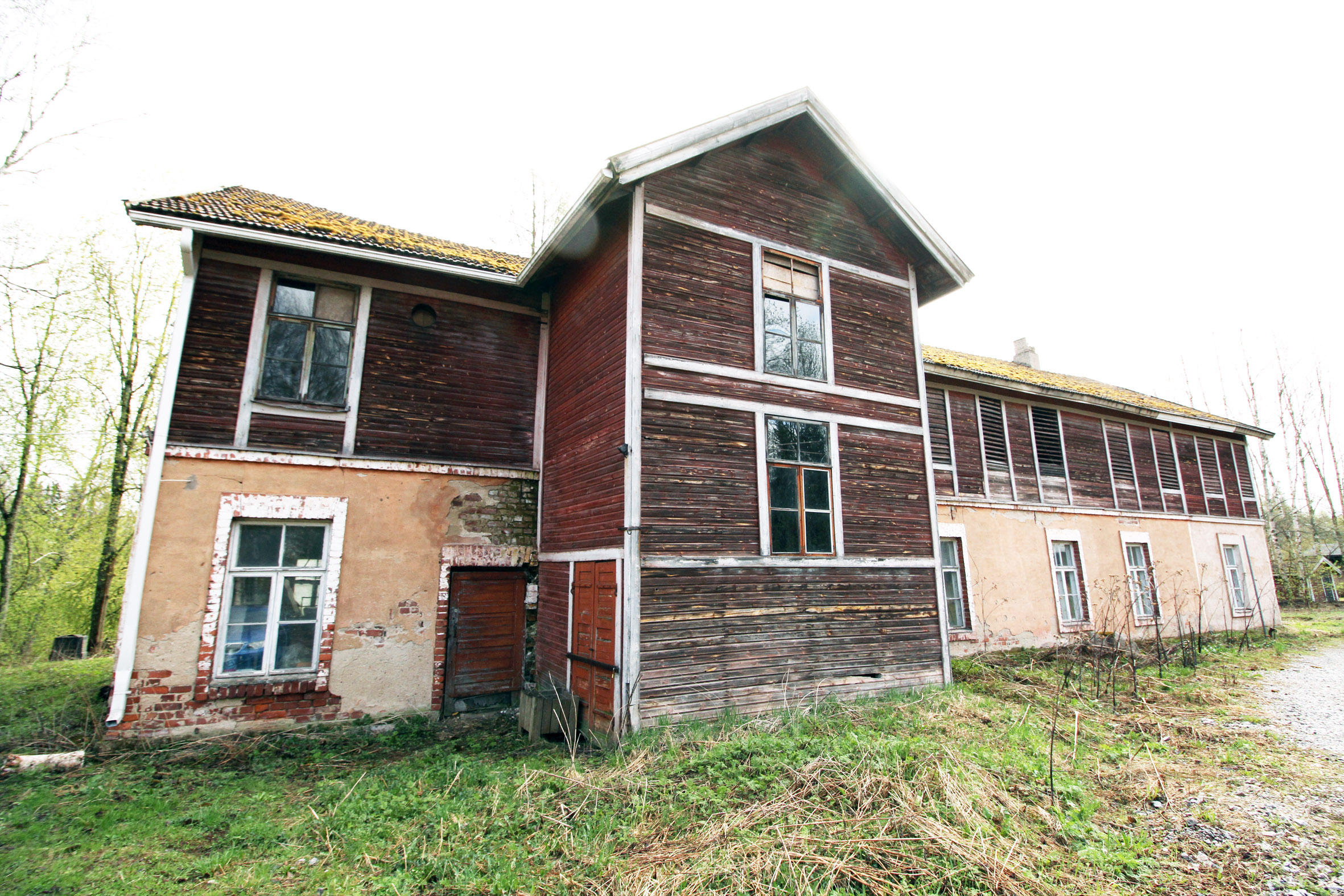 Kaksikerroksinen nahkimo eli nahkatehdas on alkuperäisessä asussaan. Rakennuksessa on toiminut 60-luvulla kunnan kansalaiskoulun puu- ja metalliverstas.  Kari Salmenhaara toteaa, että pikimmin pitäisi saada kuntoon rakennusten katot. Painavat tiilikatot aiheuttavat ongelmia.