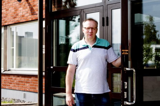 Jaakko Ilkan koulun rehtori Ari Rousu kertoo kouluun paluun suunnittelun sujuneen rutiinilla uudesta opetussuunnitelmasta huolimatta. KUVA: RIINA PESU