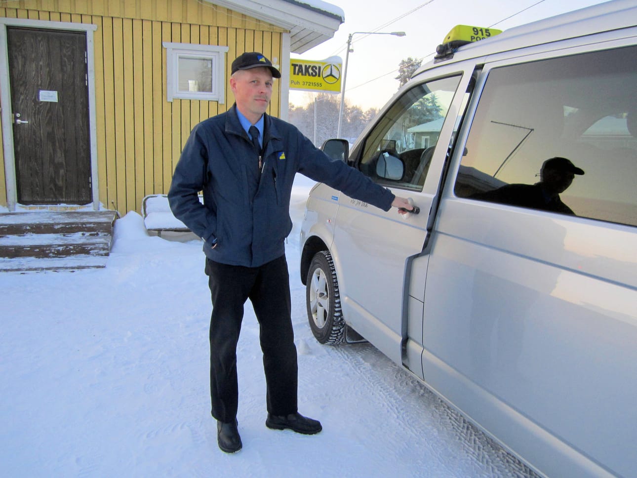 Taksiautoilija Markku Törmänen päivysti Posion taksiasemalla keskiviikkona.