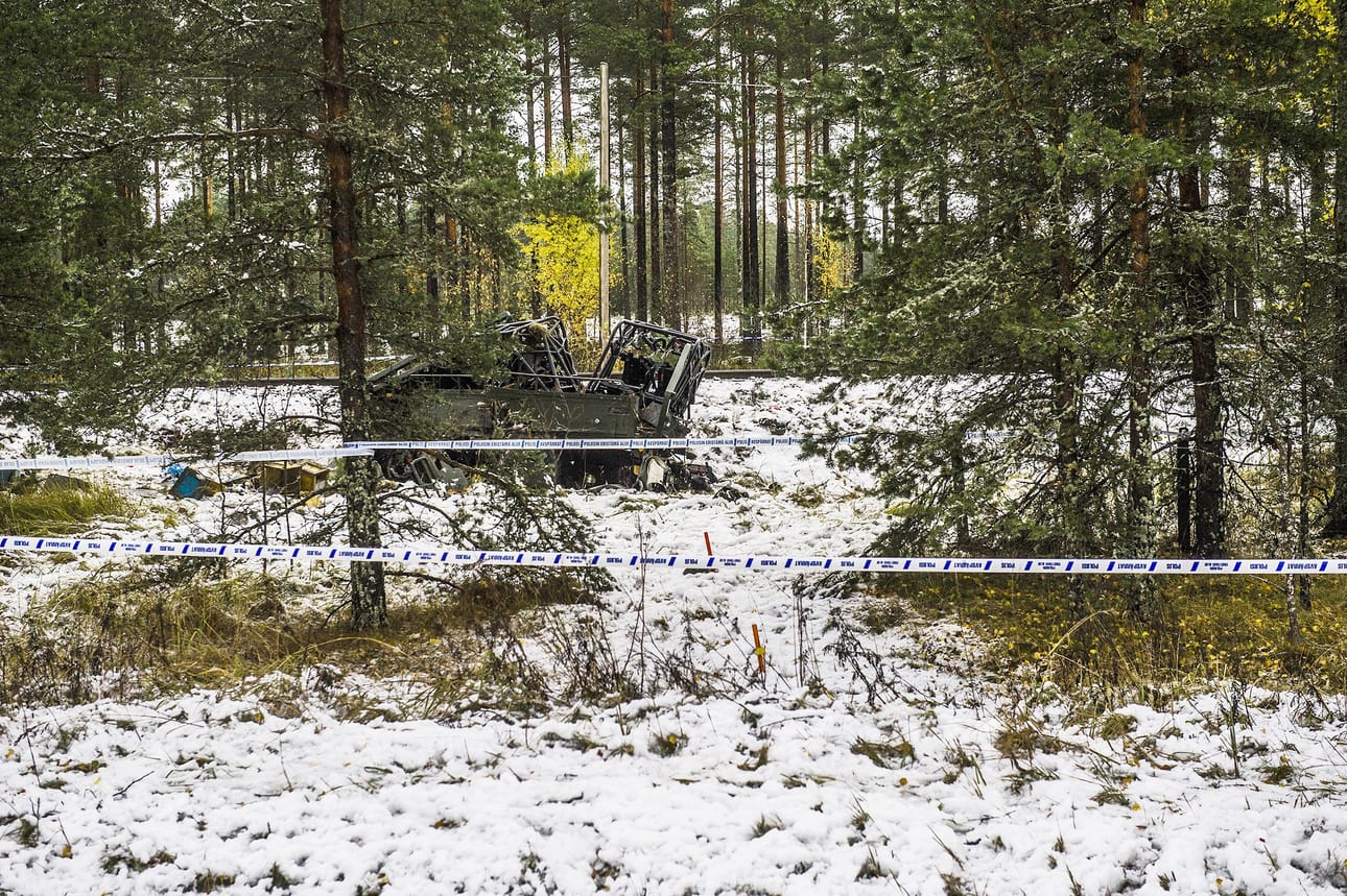 Kolme varusmiestä ja yksi junan matkustajista kuoli puolustusvoimien ajoneuvon ja junan törmättyä Raaseporissa. Tältä turmapaikalla näytti muutama tunti turman jälkeen.