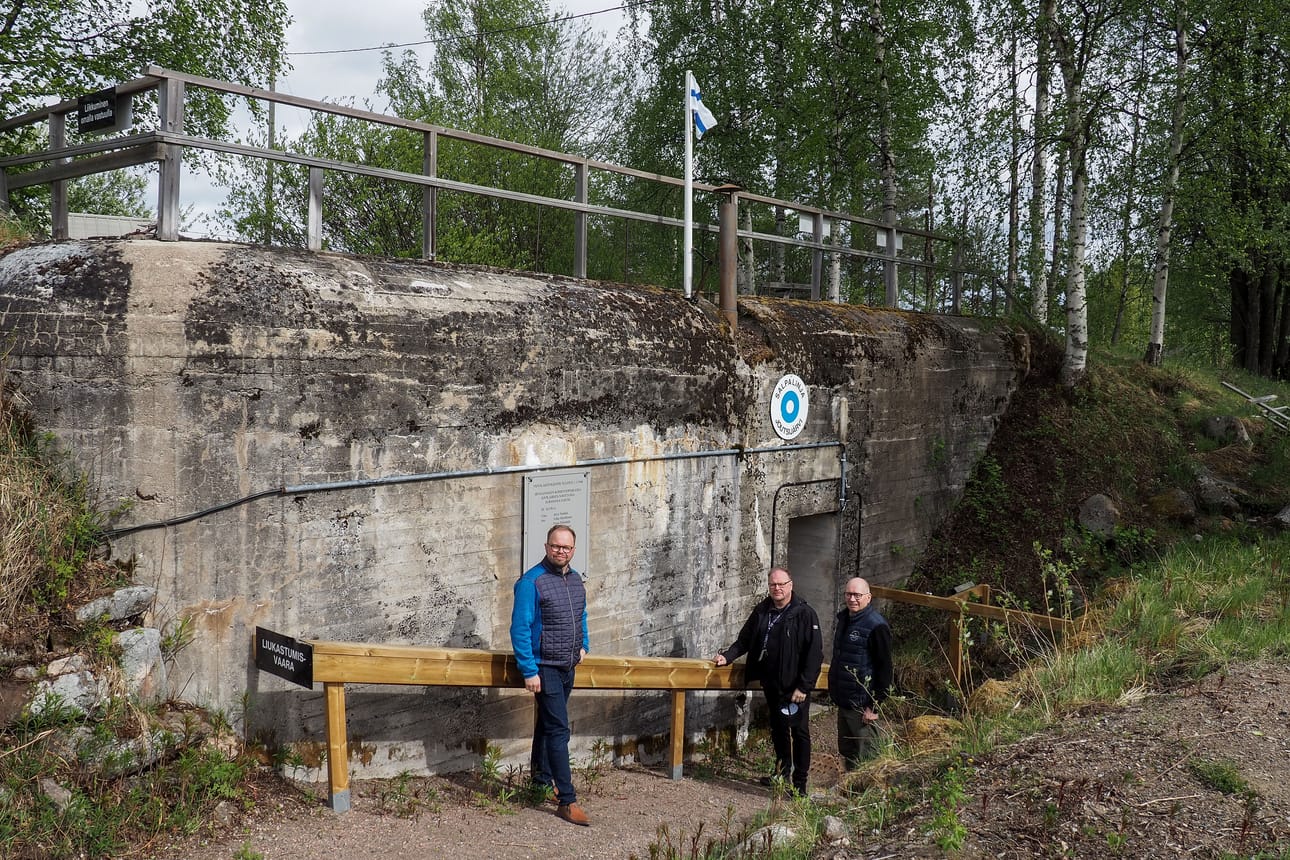 Bunkkerissa käy paljon matkailijoita, mutta kohteet ovat tärkeitä myös paikallisille, kertovat Kemijärven tulevaisuusjohtaja ja Ilpo Tervonen (vas.), perinneyhdistyksen toiminnanjohtaja Tommi Kanniainen ja Seppo Alajoutsijärvi.