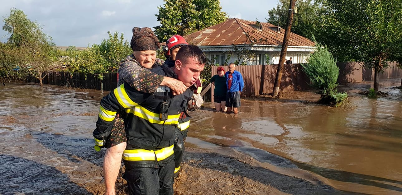 Pelastustyöntekijä kantaa iäkästä naista turvaan tulva-alueella Pecheassa Romaniassa. Handout-kuva Romanian pelastusviranomaisilta. LEHTIKUVA / AFP