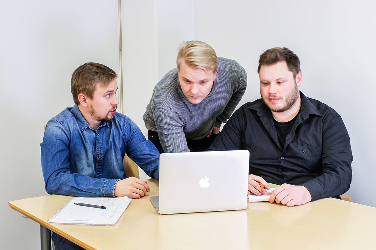 Kodinplaza.fi on hiljattain laajentanut toimintaansa. Yritys tarjoaa kuluttajalle mahdollisuuden kilpailuttaa kotiin ja kiinteistöön liittyvien palvelujen lisäksi nyt myös vakuutukset, sähkösopimukset ja puhelinliittymät. Kuvassa yrityksen perustajat Tony Selenius (vas.), Jesse Nieminen ja Markus Moisio miettimässä tämän vuoden strategiaa.
