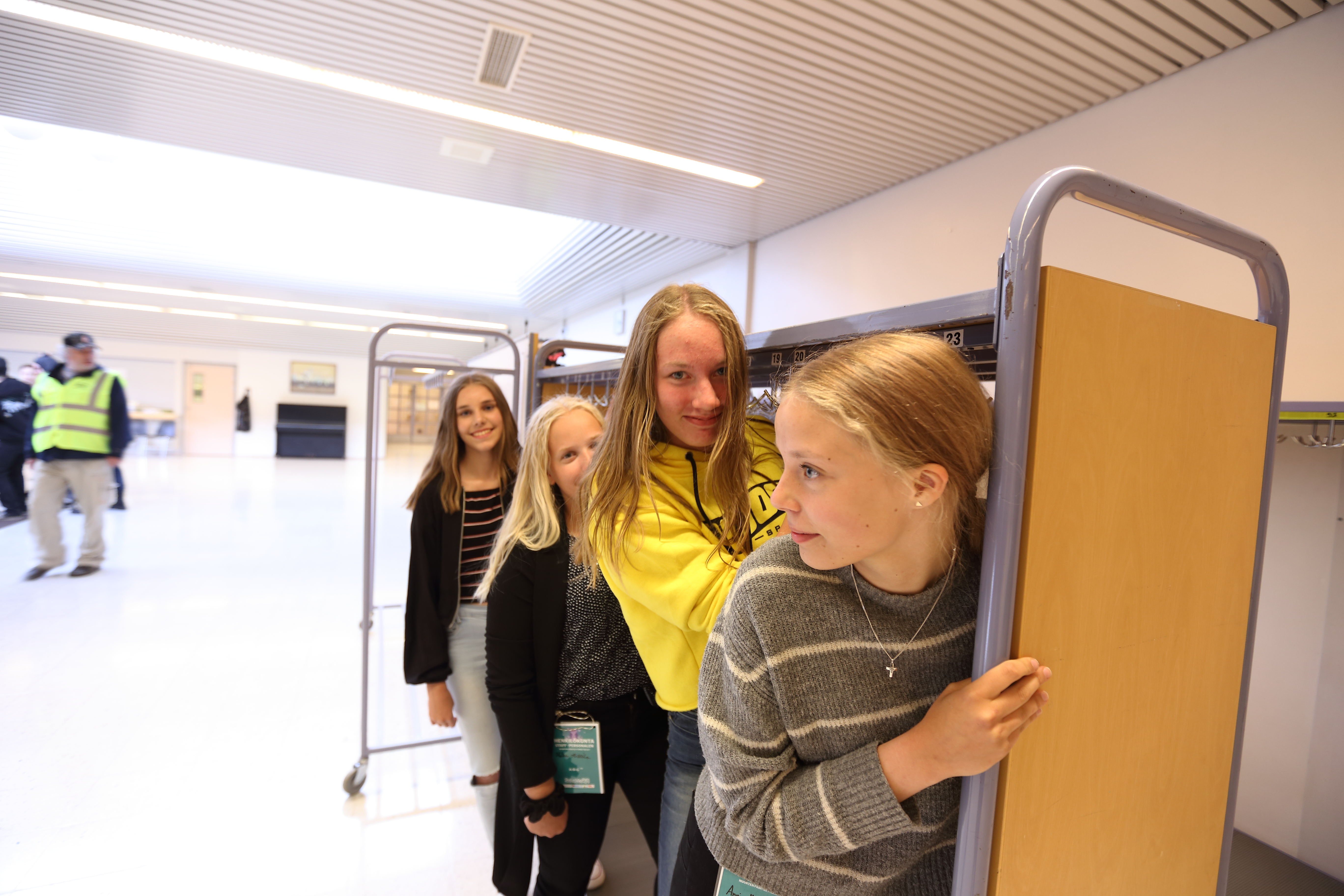 Anni Myllymäki, Veera Tilja, Ulpu Ojutkangas ja Inka Heikkilä talkoilivat Sulatossa. Tehtäviin kuului hattaran tekoa ja muiden talkoolaisten muonitusta. 
