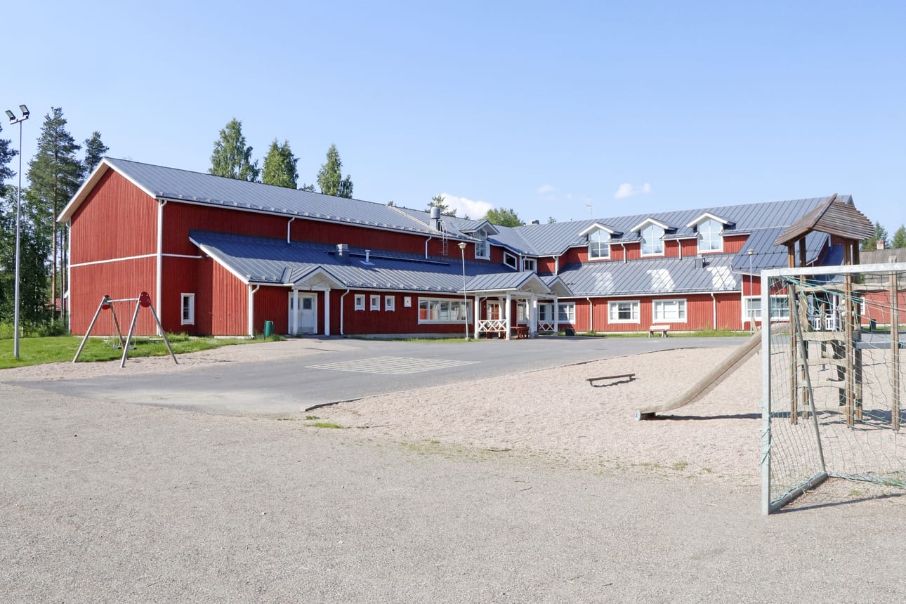 Lakarin koulun liikuntasali sijaitsee koulun päärakennuksessa, kuvassa vasemmassa laidassa näkyvässä päädyssä.