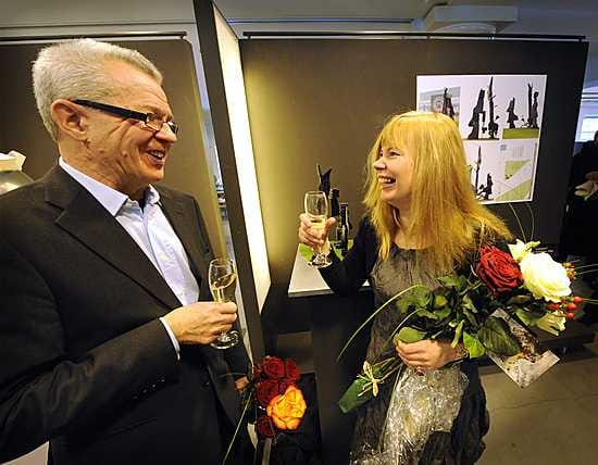 Reijo Hukkanen ja Kirsi Kaulanen skoolasivat musiikkitalon taidekilpailun ratkeamisesta kertoneessa tilaisuudessa tiistaina.