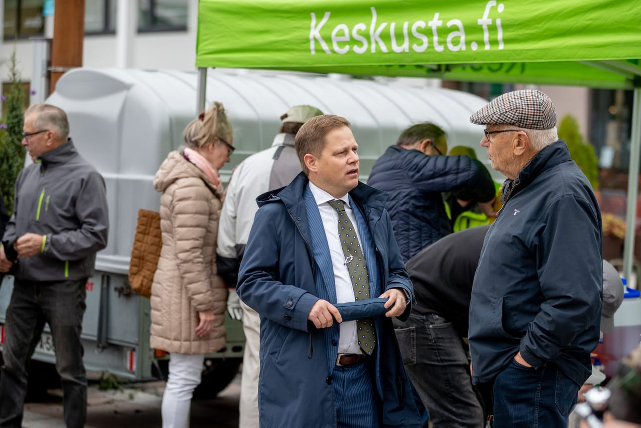 Keskustan eduskuntaryhmä kokousti Seinäjoella elokuussa 2021. Puolueen varapuheenjohtaja Markus Lohi tapasi kokouksen yhteydessä seinäjokelaisia keskustorilla. Arkistokuva.