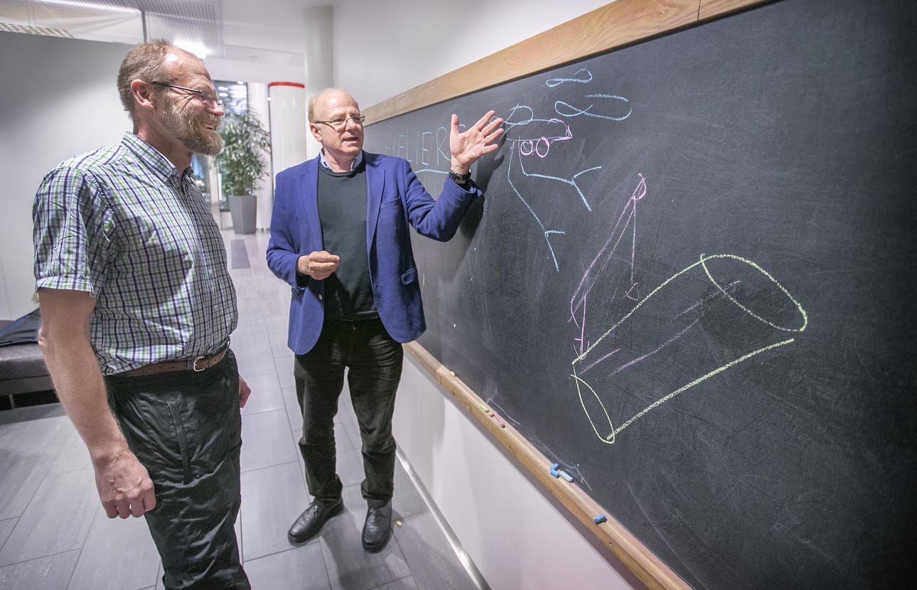 Professorit Juha Röning (vas.) ja Aníbal Ollero kaavailevat lentorobottia, joka varustetaan propelien lisäksi myös pyörillä. Neljän miljoonan euron kehityshankkeeseen osallistuu viisi maata.