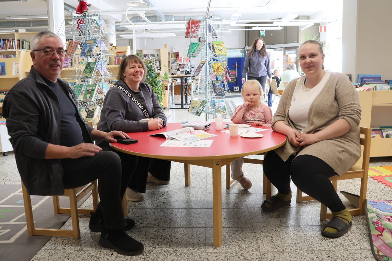 Yhteistyössä on voimaa, uskovat karijokelaiset Kari Peltoniemi, Petra Saukko ja Heidi Lintula (oik.). Aika näyttää, kasvaako Heidi Lintulan Emmi-tyttärestä äitinsä tavoin yhdistysaktiivi.