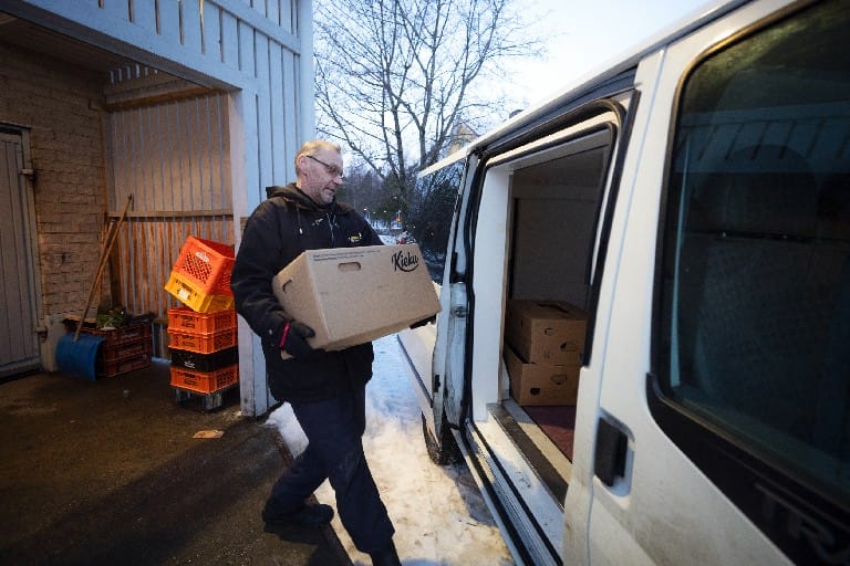Jari Kaikuaho ajaa toista Vaasan ruoka-avun autoista ja kiertää aamupäivisin 28 eri paikassa hävikkiruokaa noutamassa.