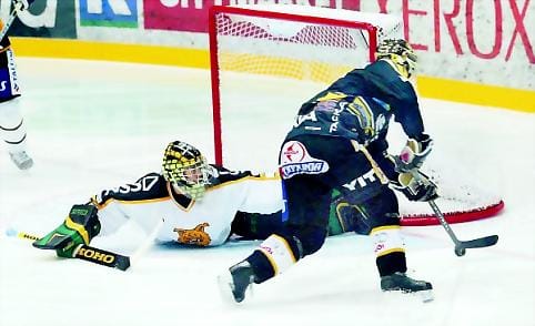 Kärppien Jussi Jokinen taiteili kolme maalia Ilveksen verkkoon.