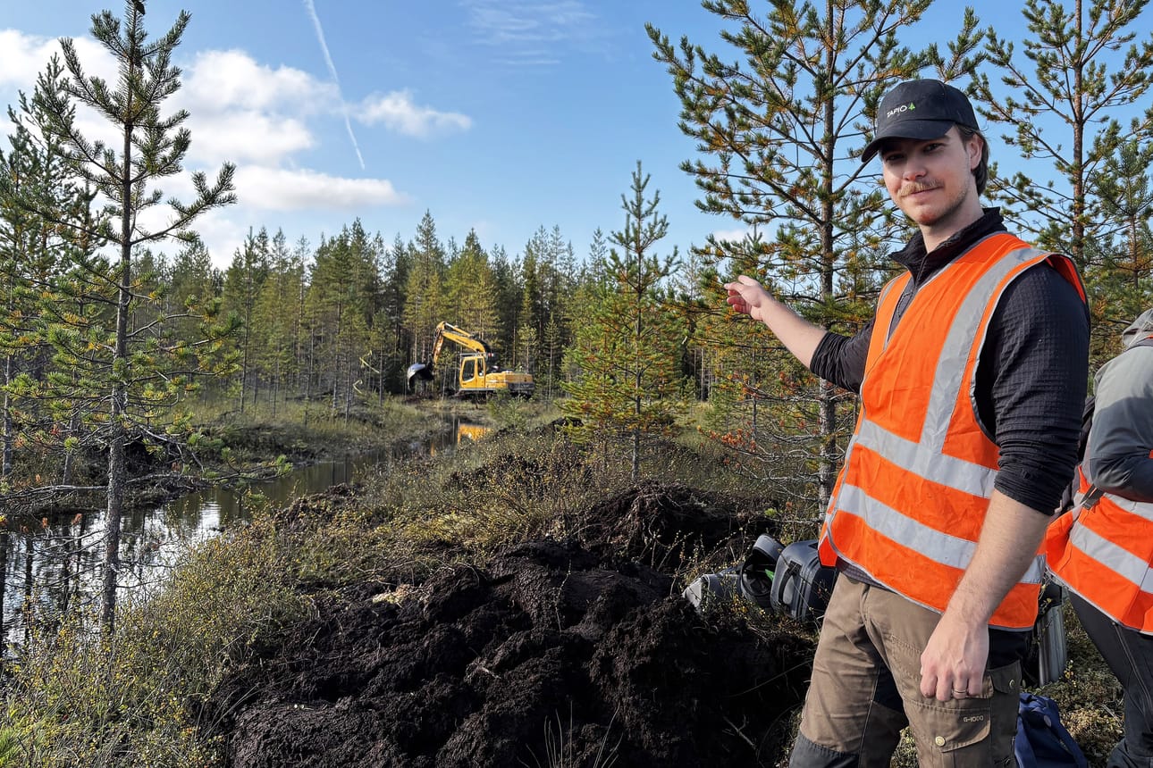 Ennallistamisasiantuntija Matias Virta iloitsee veden paluusta Saunasuolle, joka ehti vuosikymmenten aikana jo kuivahtaa ympäröivien metsä- ja suo-ojitusten vuoksi.