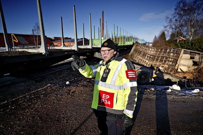 Päivystävä palomestari Kaj Ny kertoo, että aurinko paistoi junan tulosuunnasta kirkkaasti onnettomuushetkellä. KUVA: TOMI KOSONEN