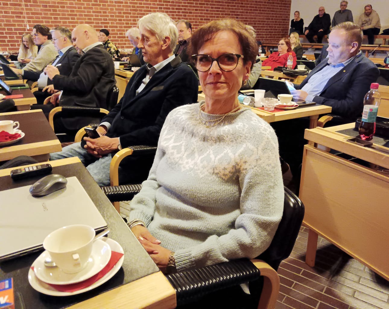 Aino Kanervikkoaho-Kataja (kd.) ei hyväksynyt selityksiä Paavolan koulun rakentamisaikataulun venymisestä. Hänen takanaan Jukka-Pekka Finnilä (kok.), joka kertoi saamastaan Wilma-viestistä.